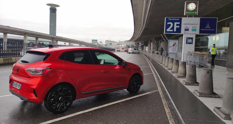 Essai Renault Clio E-Tech restylée : une semaine au volant de la citadine hybride - Déposer une amie à l'aéroport