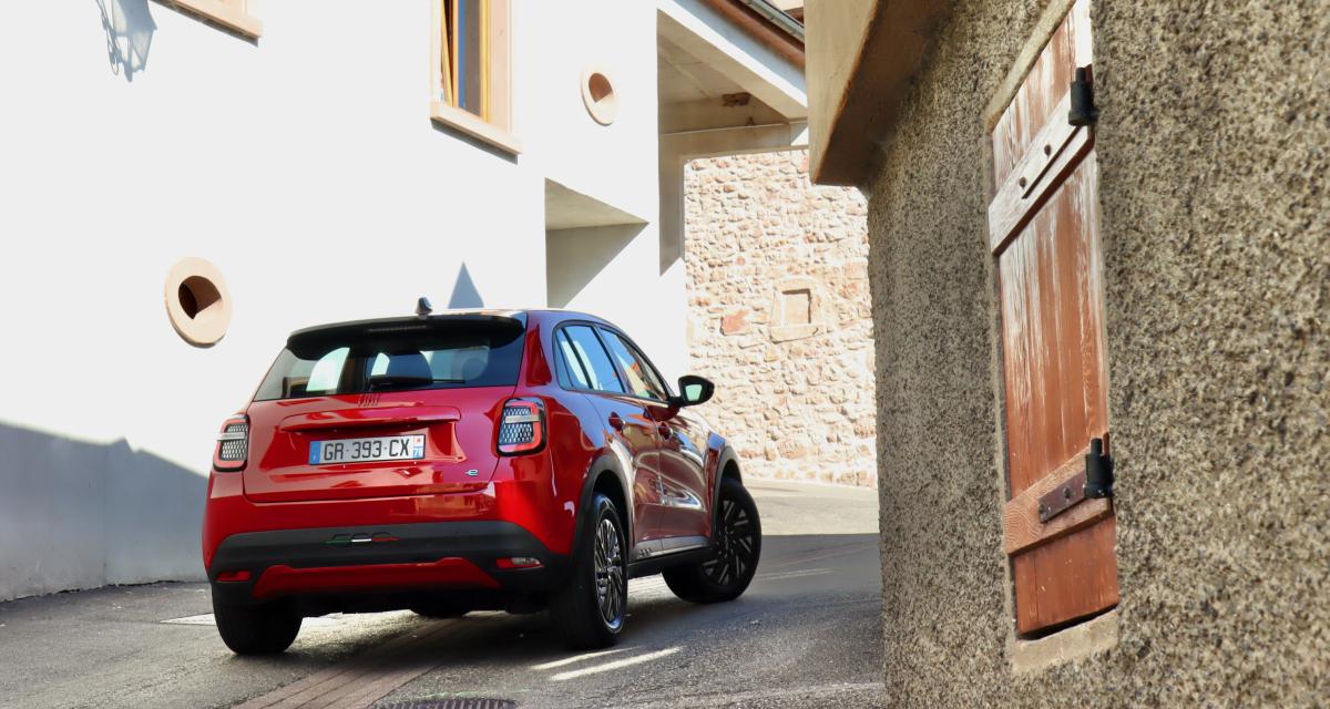 La Fiat 600e s'affiche à 99 €/mois mais le premier loyer s'élève au minimum à 6 000 € et le kilométrage maximum inclus diminue de 15 000 km...