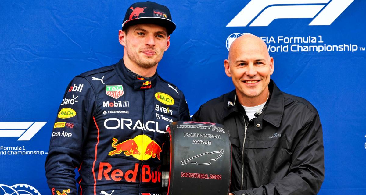 Jacques Villeneuve avait remis le trophée de la 15ème pole position en carrière de Max Verstappen en 2022.