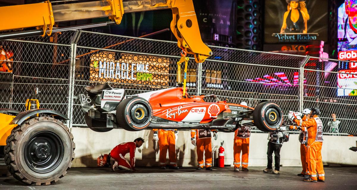 La Ferrari de Carlos Sainz évacuée