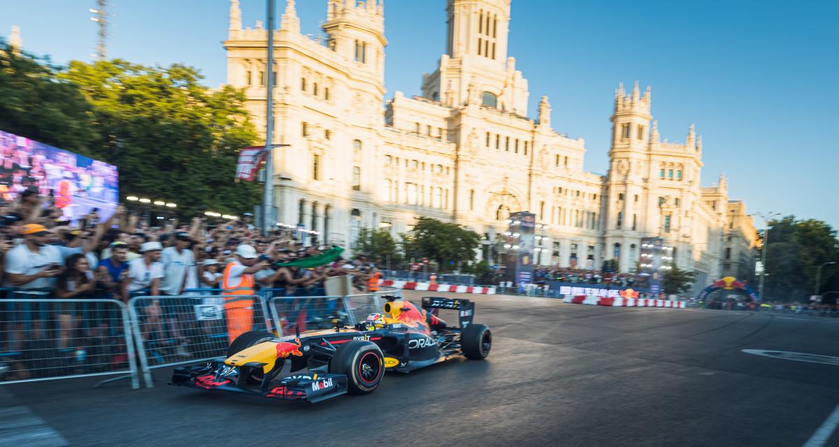 Sergio Perez dans les rues de Madrid au volant de sa Red Bull lors d'une exhibition