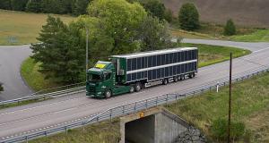 Recouvert de panneaux solaires et hybride, ce camion Scania se veut plus propre