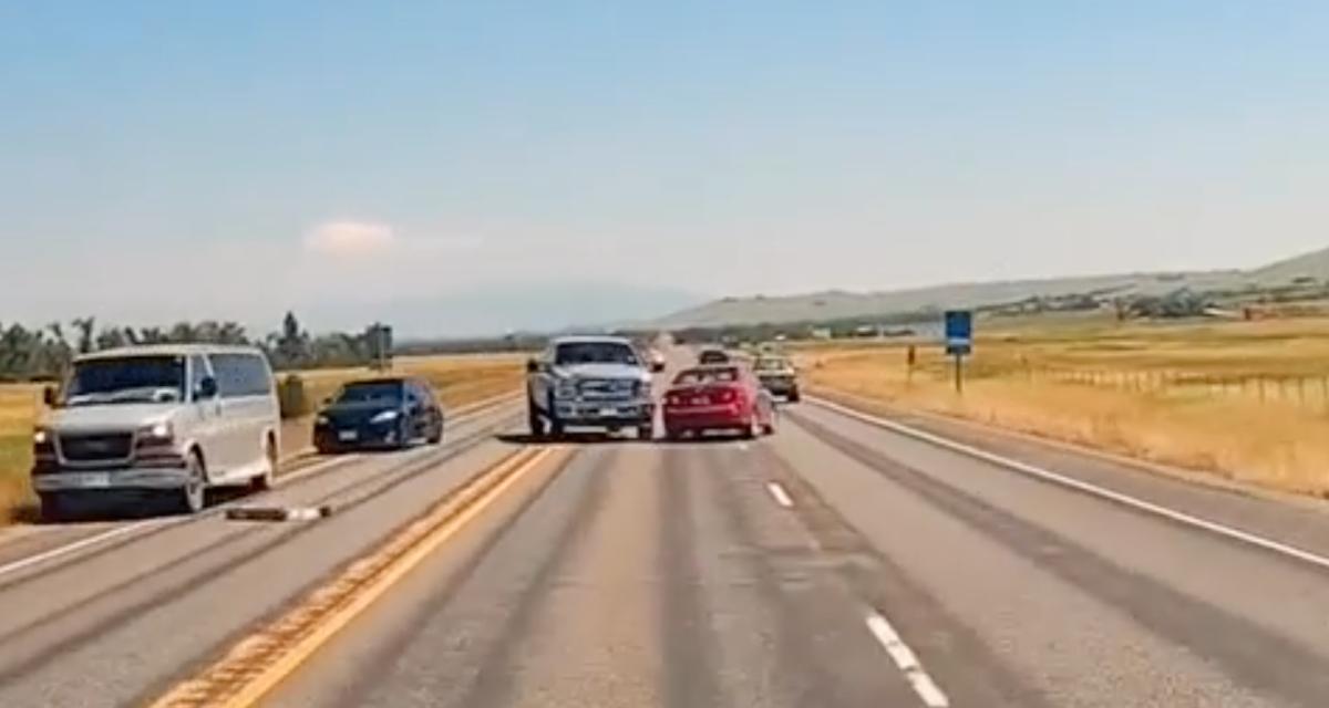VIDEO - Un pick-up se déporte sur leur voie au dernier moment, le temps de réaction de ces deux conducteurs leur sauve la vie