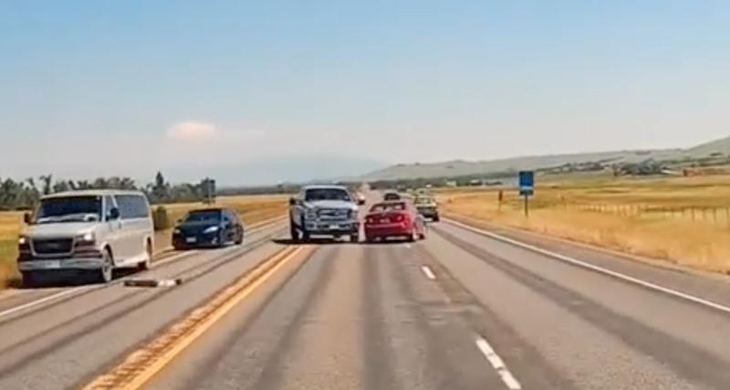  - VIDEO - Un pick-up se déporte sur leur voie au dernier moment, le temps de réaction de ces deux conducteurs leur sauve la vie
