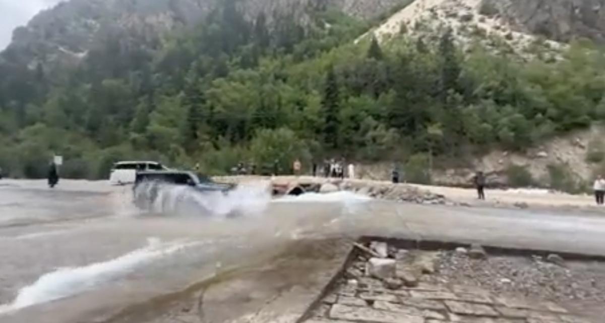 VIDEO - Il se dépêche de traverser un puissant cours d'eau, il en oublie les voitures devant lui
