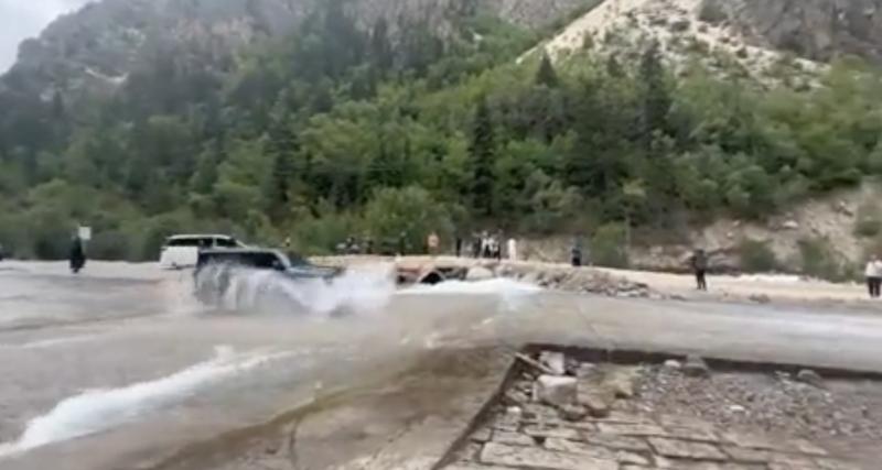  - VIDEO - Il se dépêche de traverser un puissant cours d’eau, il en oublie les voitures devant lui