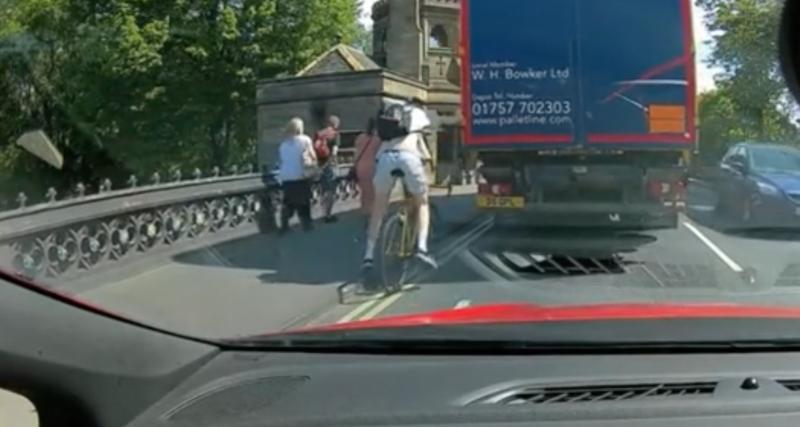  - Ce cycliste tente de s'agripper à un camion pour gagner de la vitesse, ça se termine par une chute