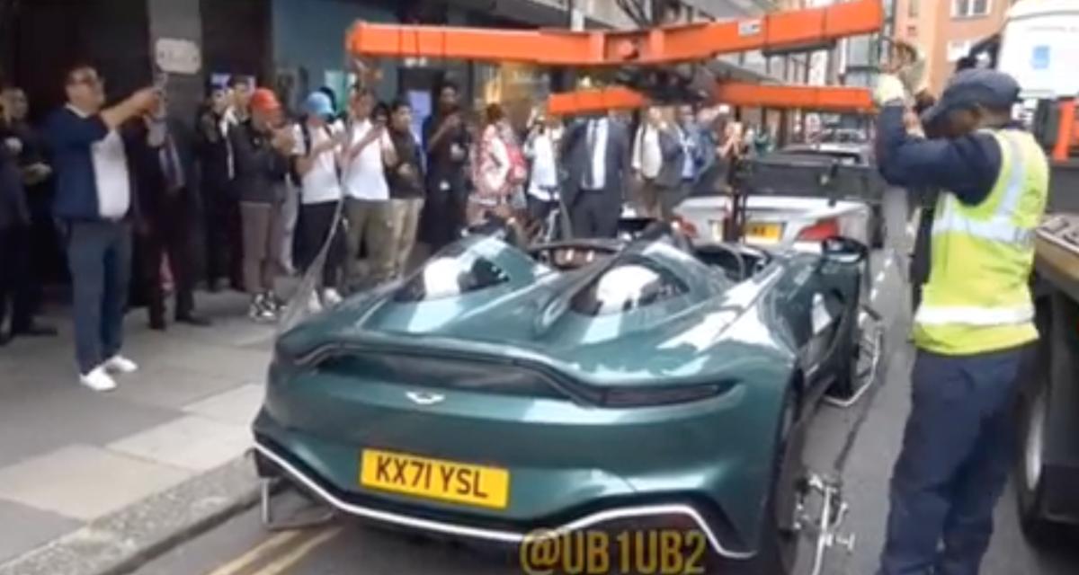 Une Aston Martin embarquée pour stationnement gênant, pas de passe-droit pour les voitures de luxe