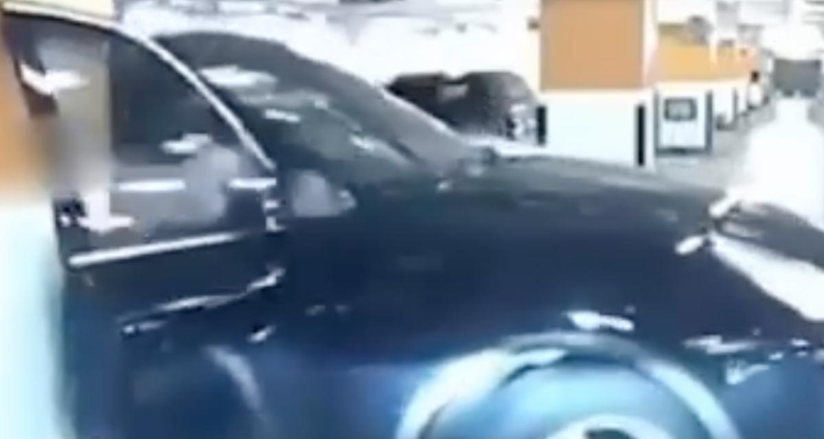 VIDEO - Cette conductrice oublie la marche arrière, sa portière est sacrifiée