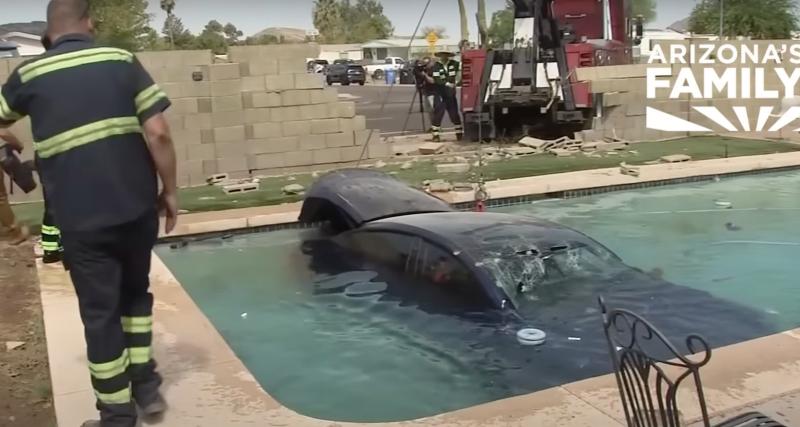  - VIDEO - La Tesla fait une embardée, elle termine sa course dans une piscine