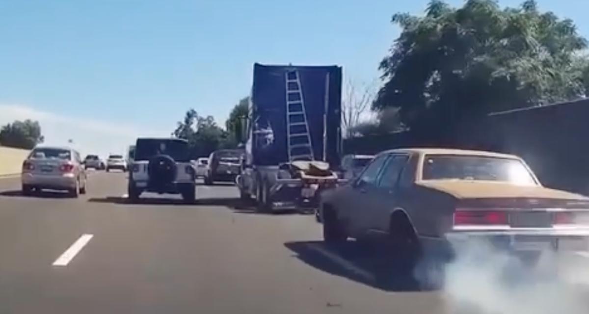 VIDEO - Cet automobiliste freine au dernier moment pour éviter un camion, il envoie un autre conducteur dans le décor