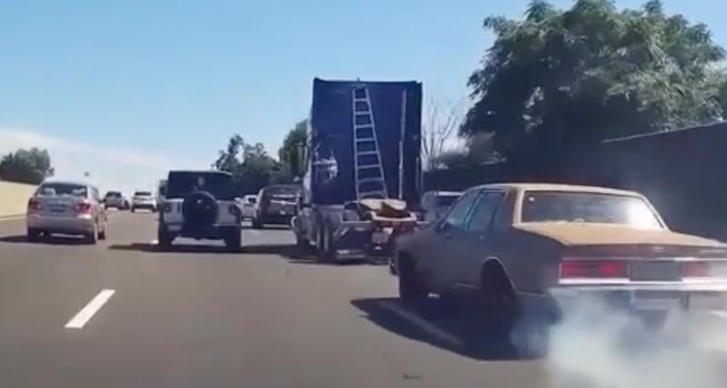  - VIDEO - Cet automobiliste freine au dernier moment pour éviter un camion, il envoie un autre conducteur dans le décor