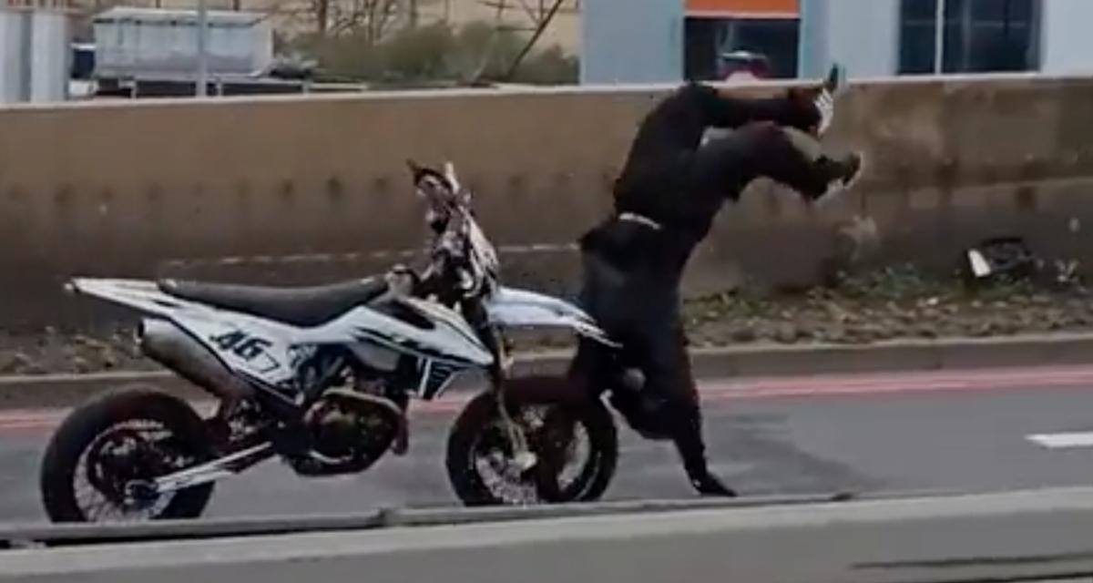 VIDEO - En pleine session d'acrobaties sur sa moto, il passe par-dessus bord