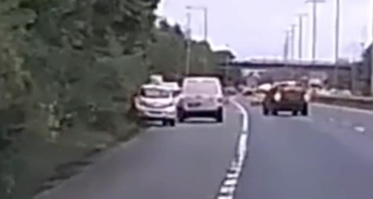 VIDEO - Quand ce conducteur quitte l'autoroute, il ne fait pas les choses à moitié...