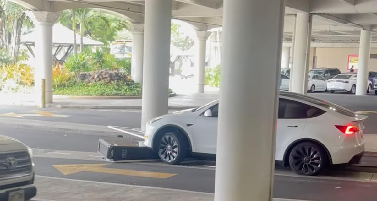 La conductrice de cette Tesla repart avec la station de recharge, elle ne s'en rend même pas compte...