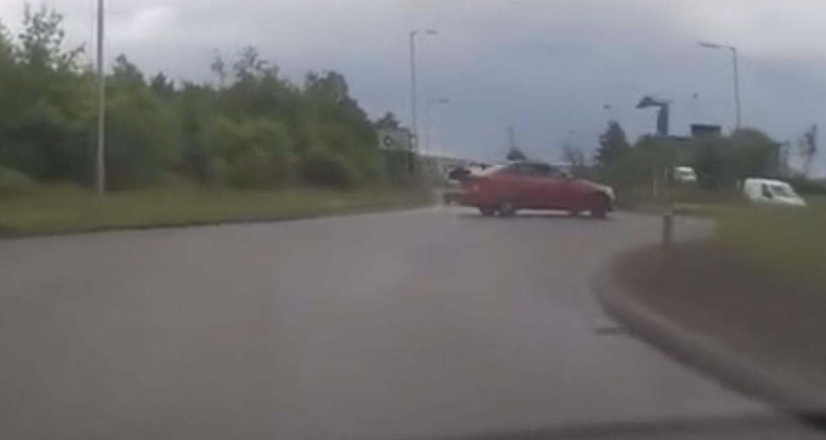VIDEO - Avec une chaussée détrempée, le rond-point a raison de cet automobiliste