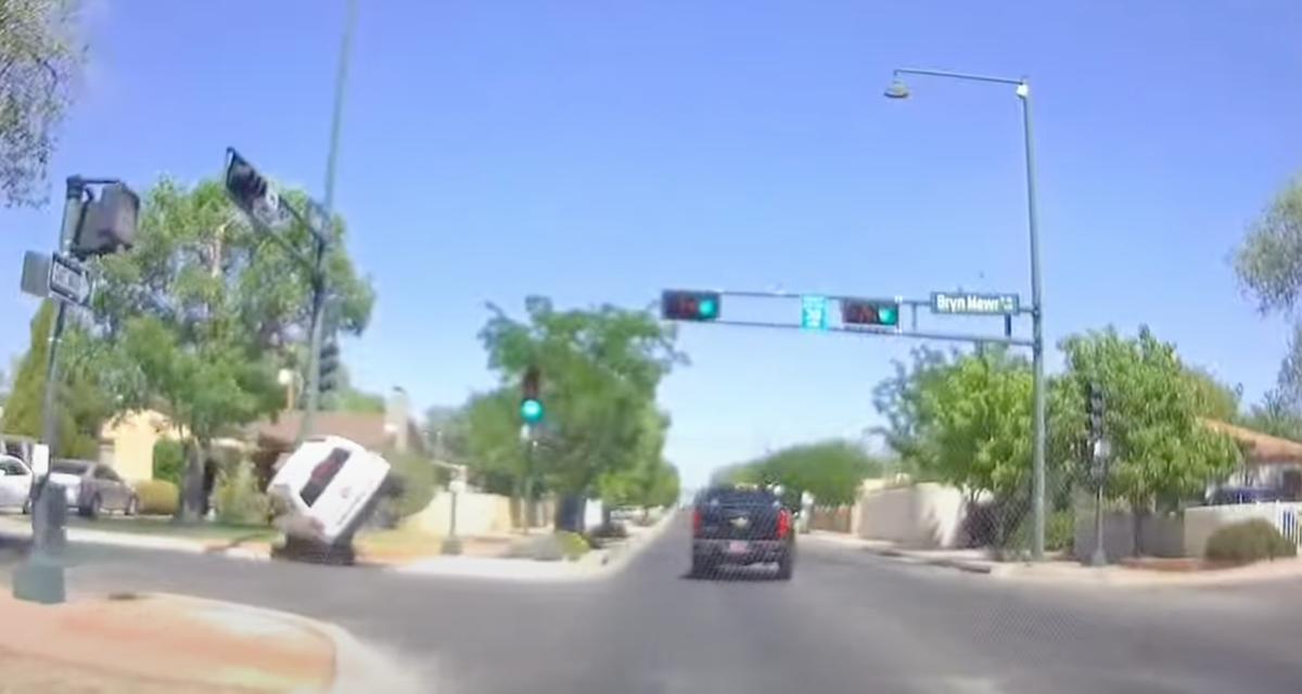 VIDEO - Ce pick-up tourne au mauvais endroit, il envoie un SUV sur le flanc