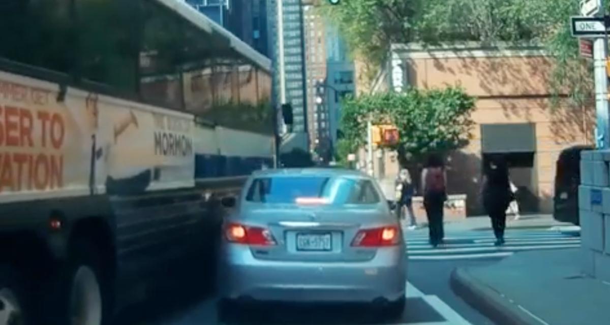 VIDEO - Mal placé dans l'angle mort d'un bus, cet automobiliste se fait enfermer sans pouvoir rien y faire
