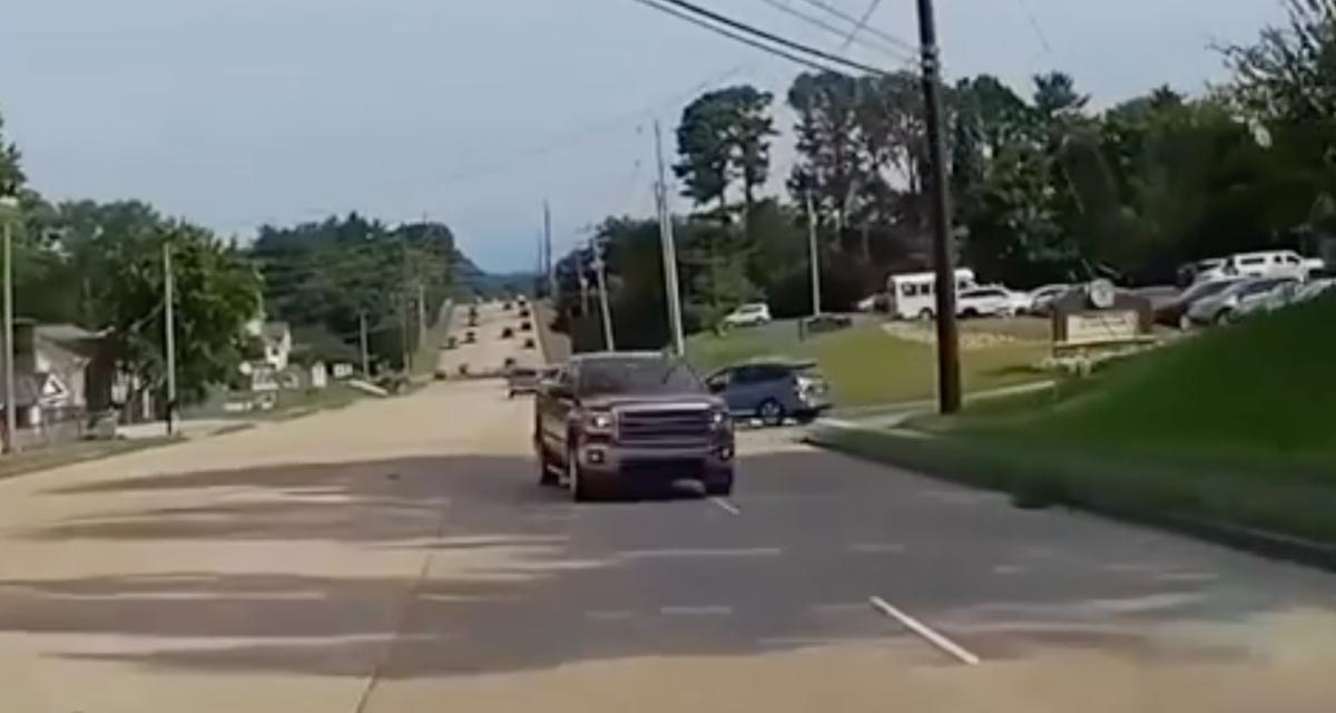 VIDEO - Un pick-up déboule face à lui sans raison, grosse frayeur pour cet automobiliste !