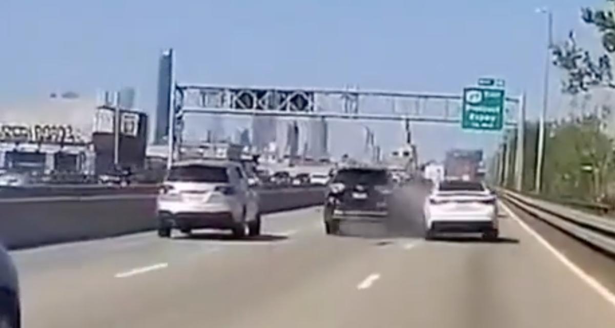 VIDEO - Ce chauffard déboule à toute allure dans le trafic, il y laisse des plumes !