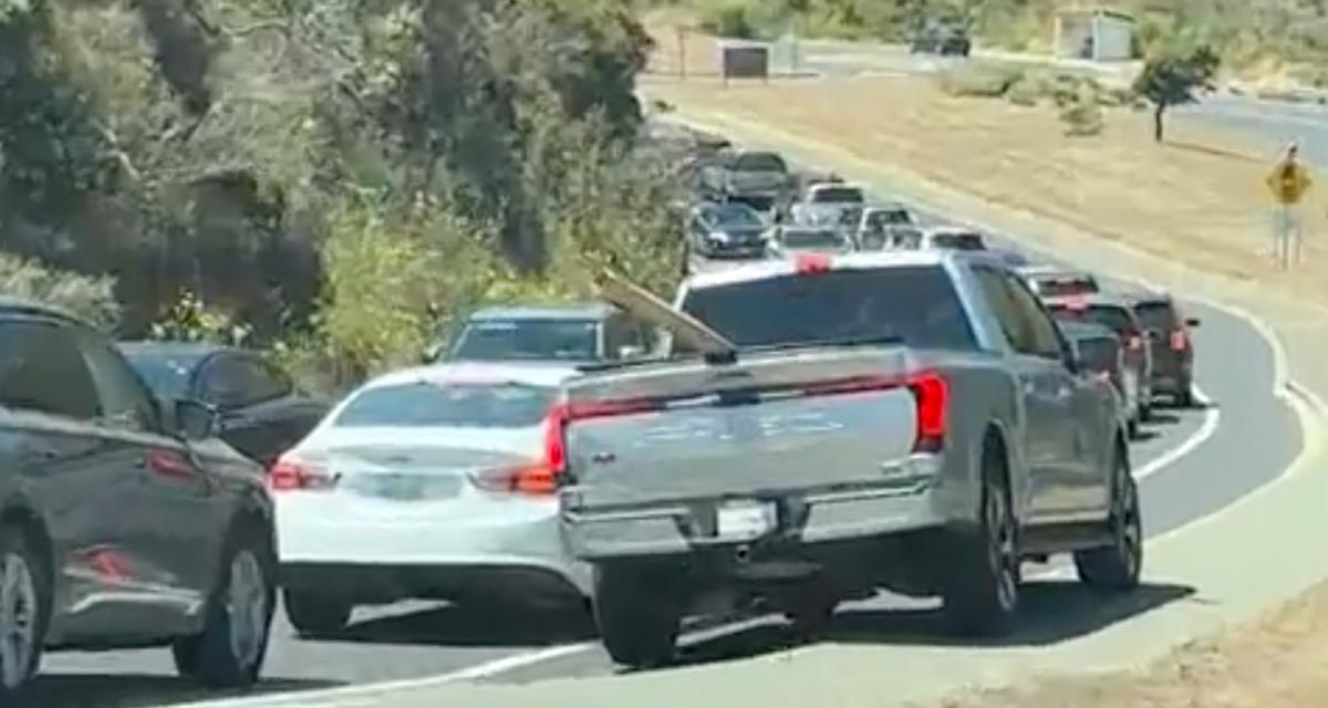 VIDEO - Ce pick-up est si pressé qu'il n'hésite pas à rouler sur le trottoir !