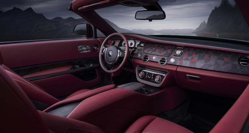 Rolls-Royce Droptail La Rose Noire (2023) : ce luxueux cabriolet s’inspire du romantisme à la française - Rolls-Royce Droptail La Rose Noire (2023)