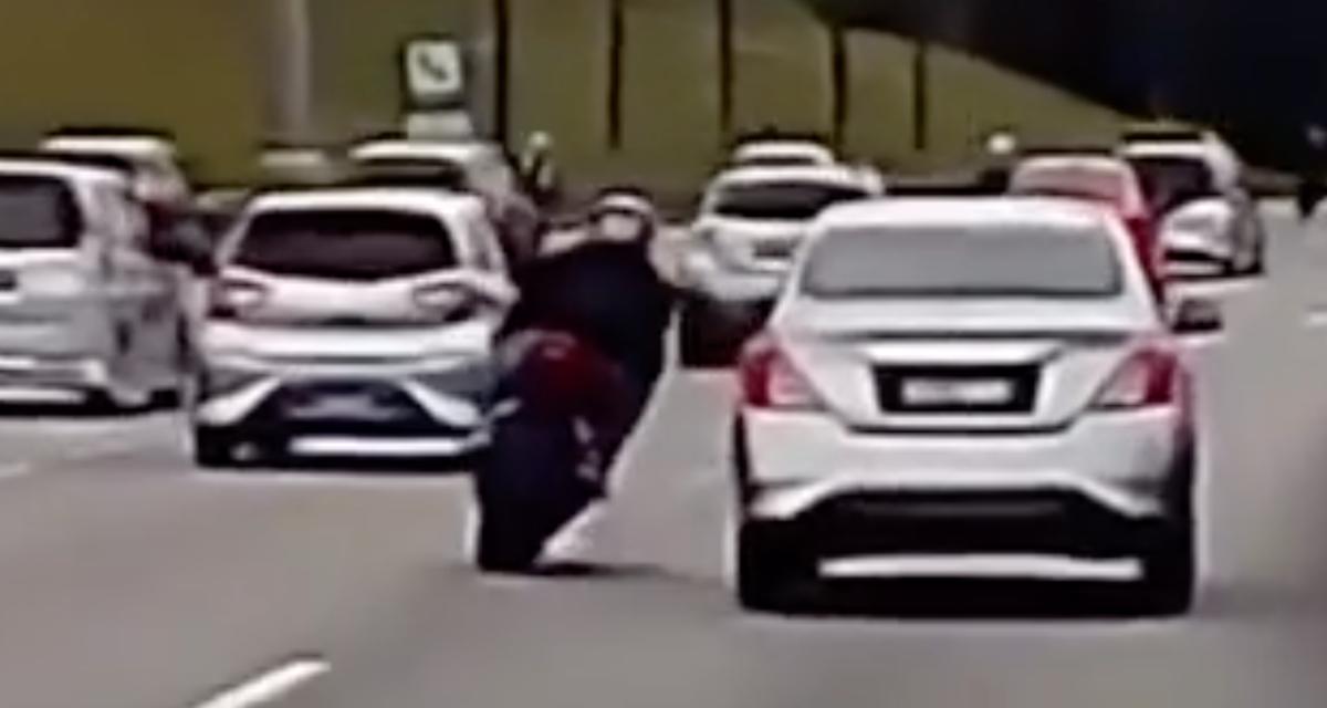 VIDEO - Le motard s'amuse à brake-check une voiture, elle lui monte quasiment dessus