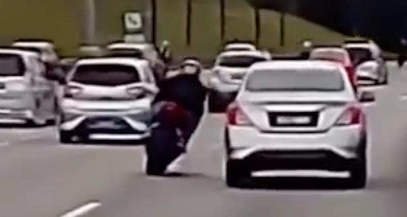  - VIDEO - Le motard s’amuse à brake-check une voiture, elle lui monte quasiment dessus
