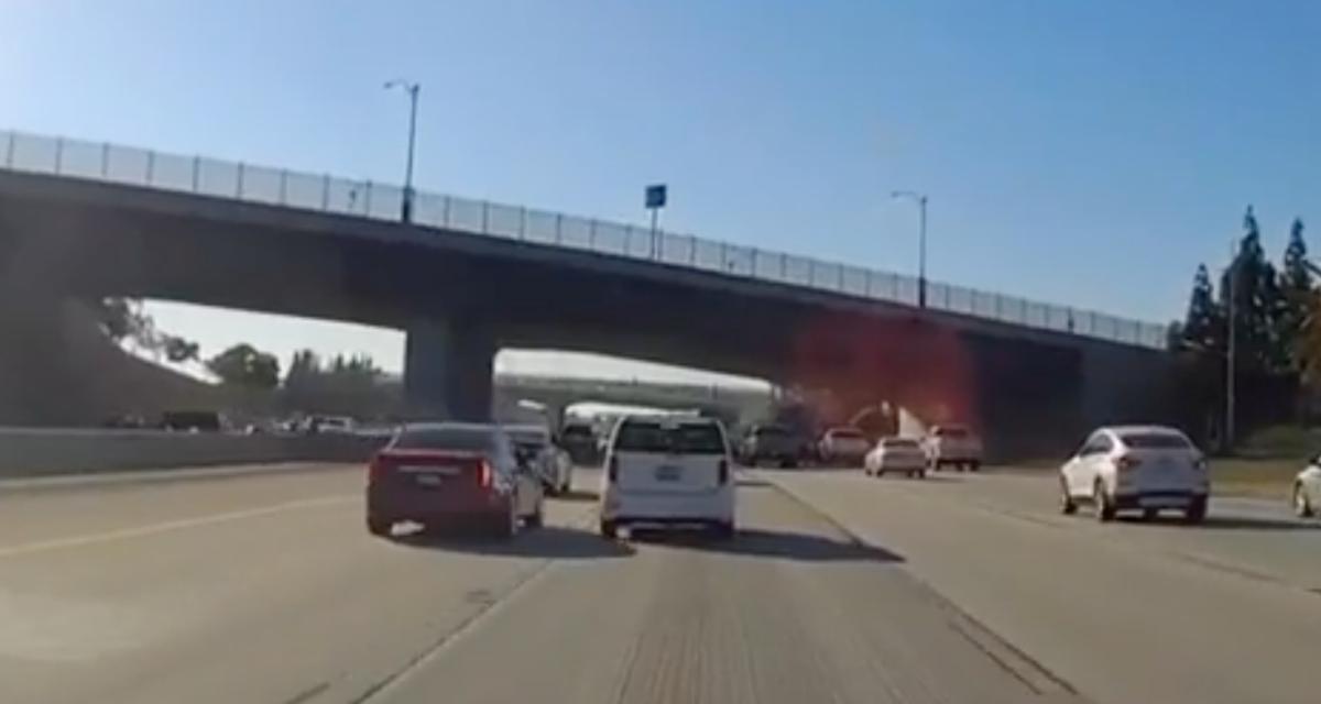 Ce chauffard slalome entre les voitures sur l'autoroute, ce n'est pas sans conséquences