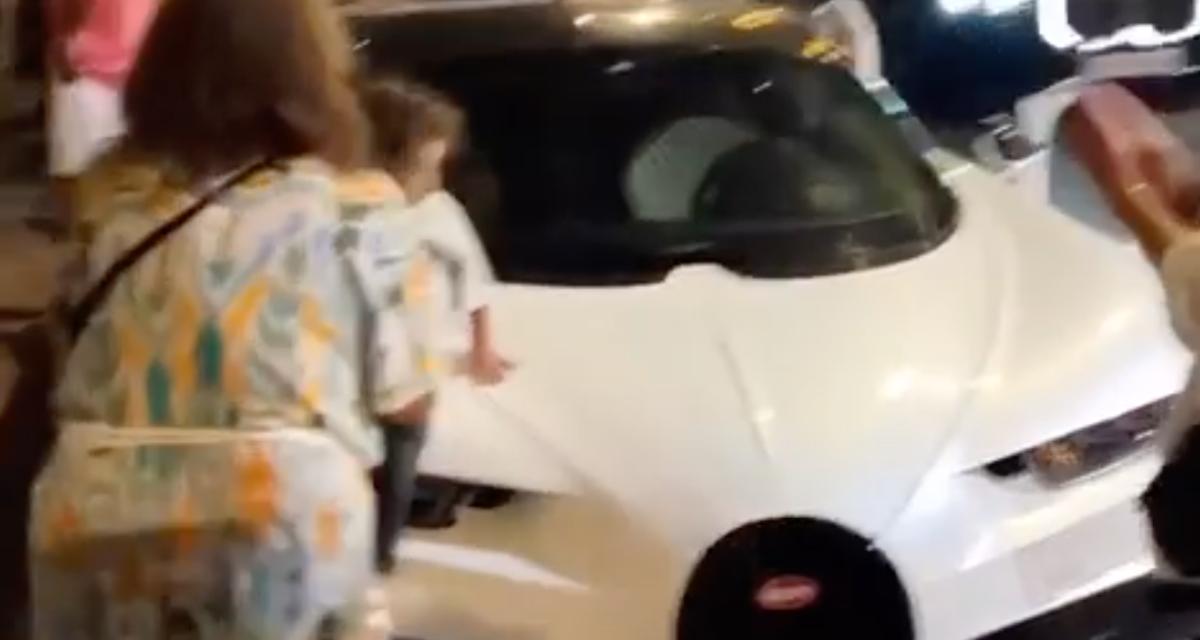 Cette maman doit être fan de Bugatti, elle installe sa fille sur le capot d'une Chiron pour faire une photo