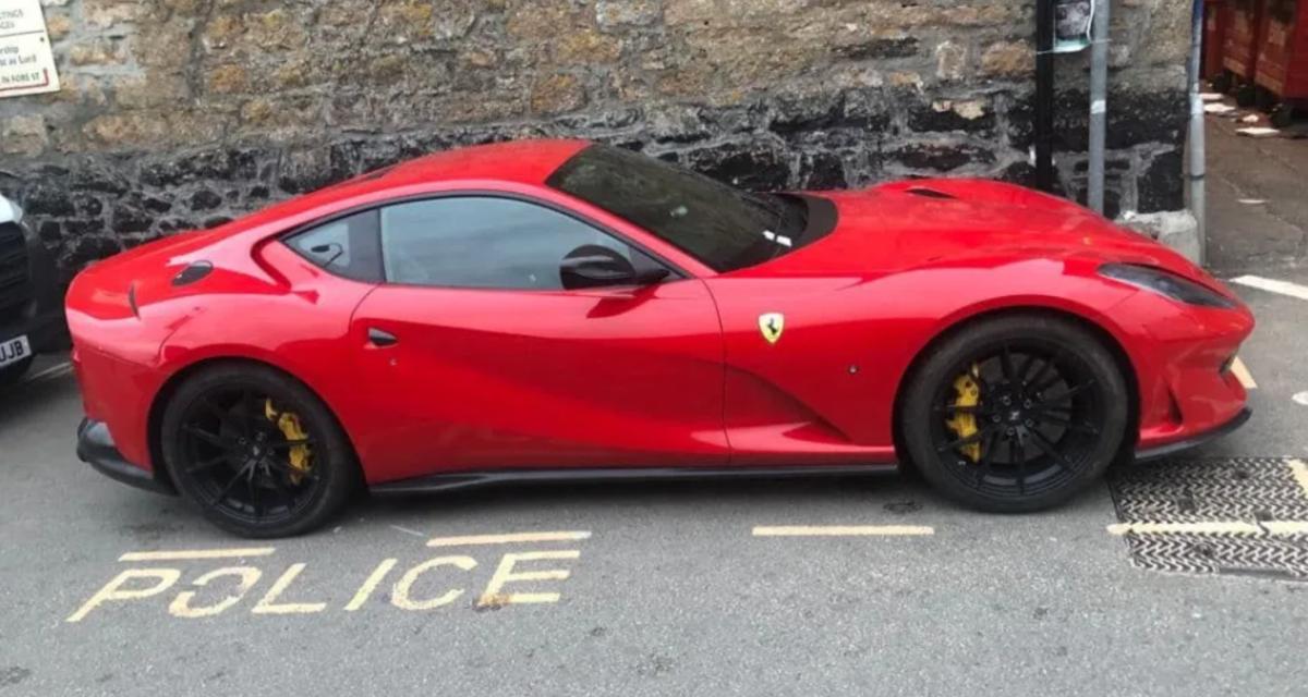 Le propriétaire de cette Ferrari s'accorde tous les droits, y compris celui de se garer n'importe où
