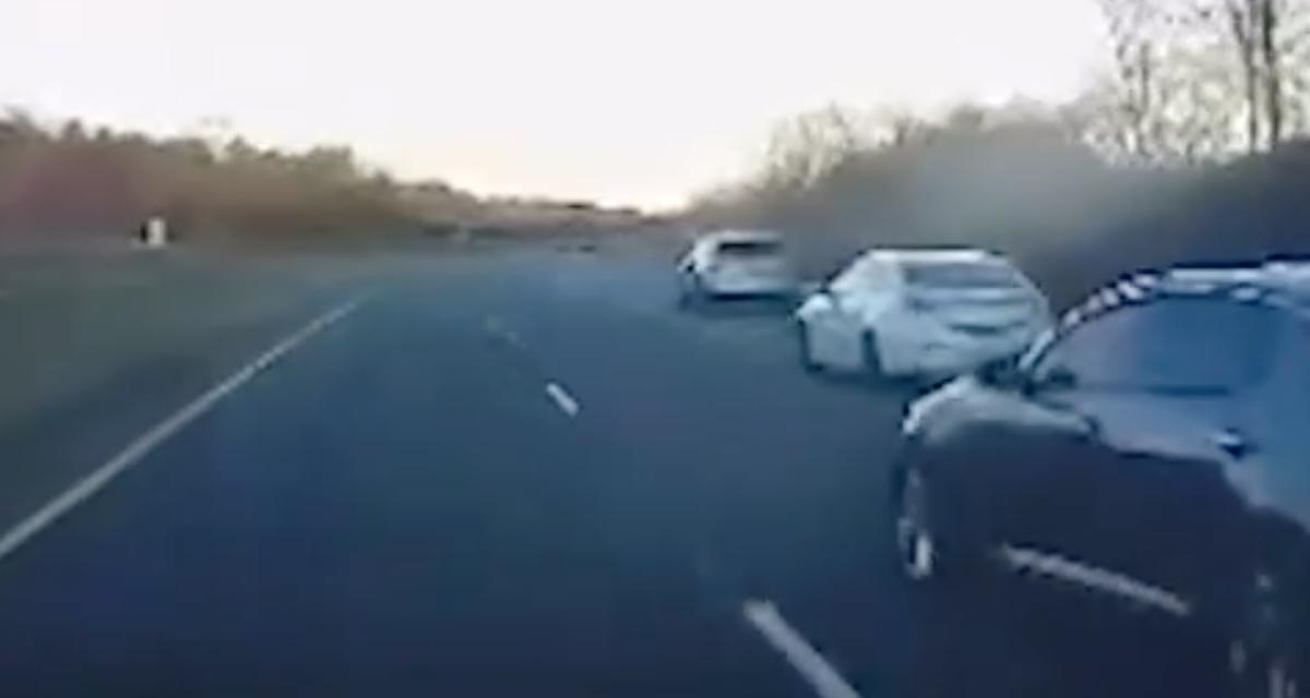 VIDEO - Cette automobiliste ne regarde pas dans son rétroviseur, elle se déporte sur un autre conducteur