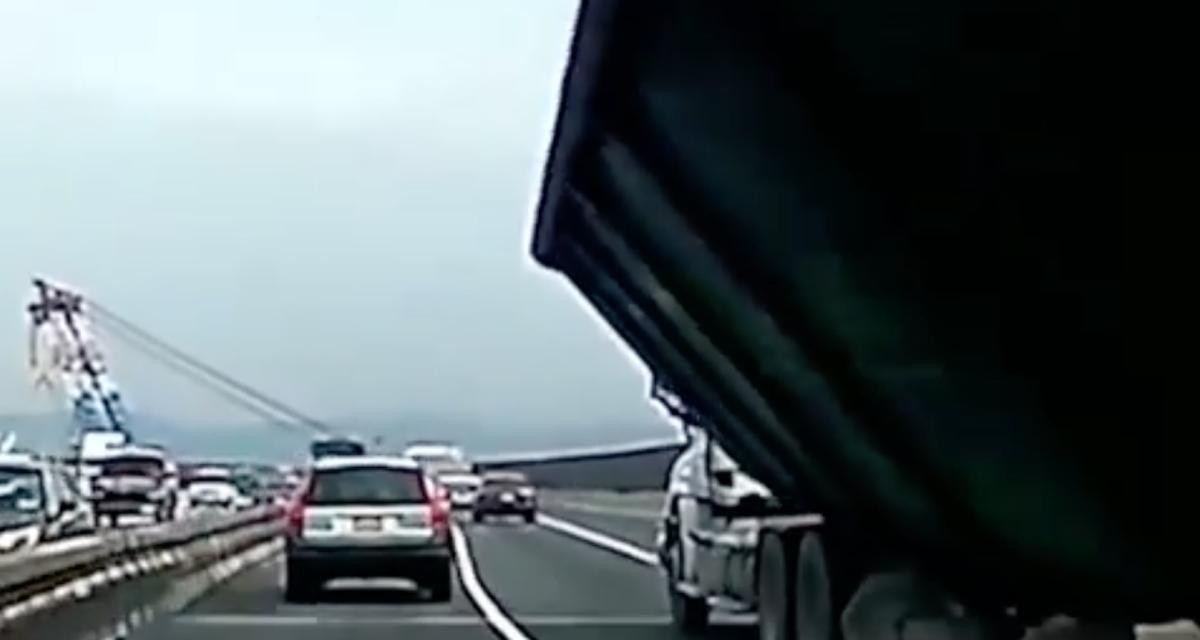 VIDEO - La benne de ce camion se retourne sur l'autoroute, des images stupéfiantes