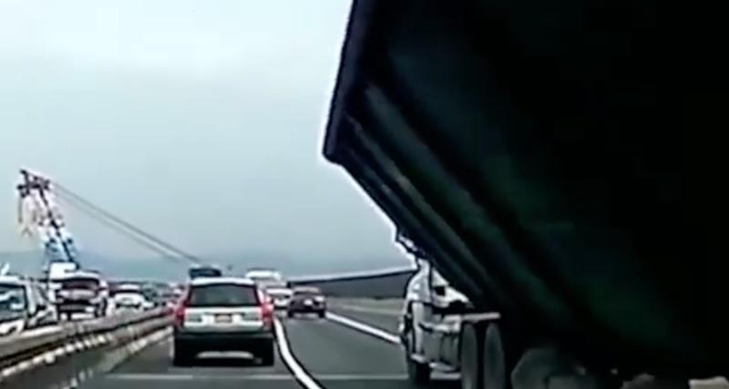  - VIDEO - La benne de ce camion se retourne sur l’autoroute, des images stupéfiantes