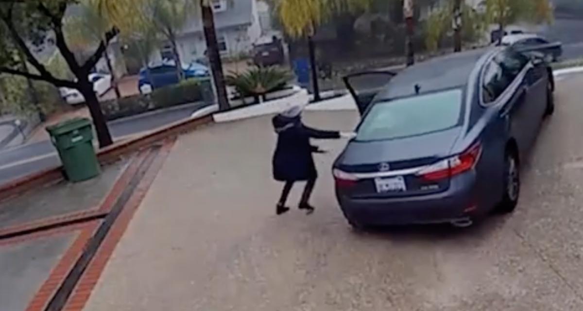 VIDEO - Elle oublie de retirer la vitesse sur sa voiture, cette dernière se fait la malle