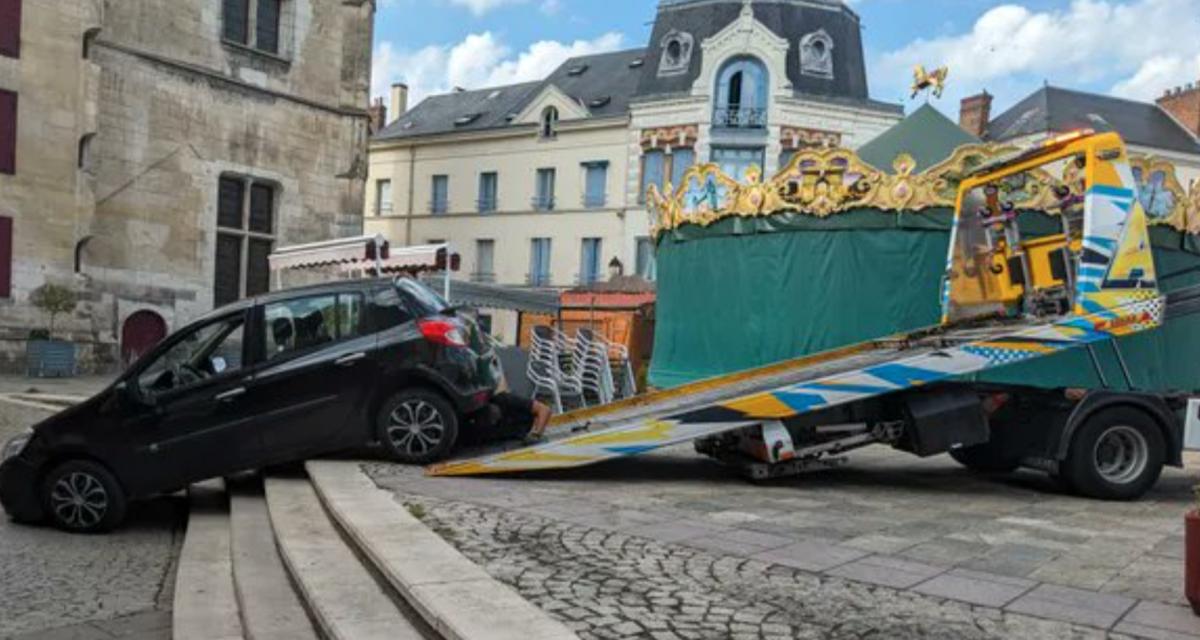 Erreur du GPS ou simple bêtise ? Cette voiture se retrouve coincée sur des escaliers en plein centre-ville de Dreux