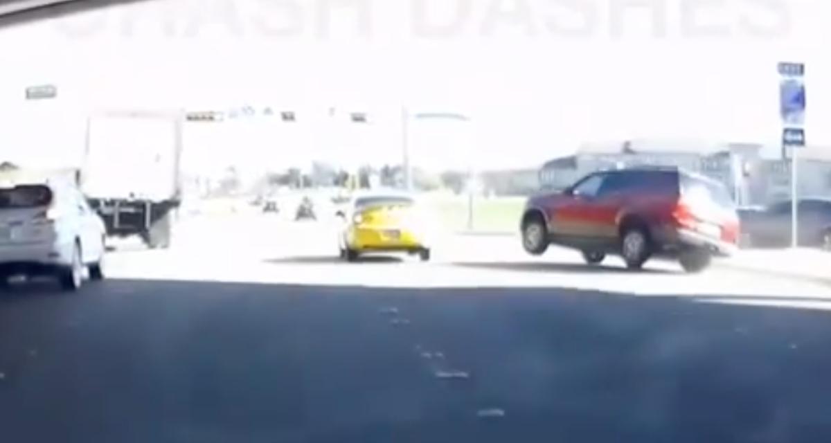 VIDEO - Surpris par un automobiliste inattentif, ce SUV lutte pour garder le contrôle