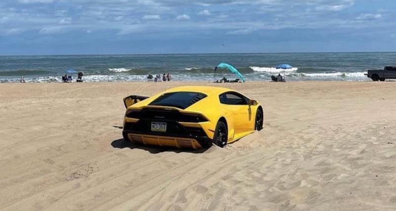  - Sa Lamborghini est plantée dans le sable, c'est un pick-up qui lui vient en aide