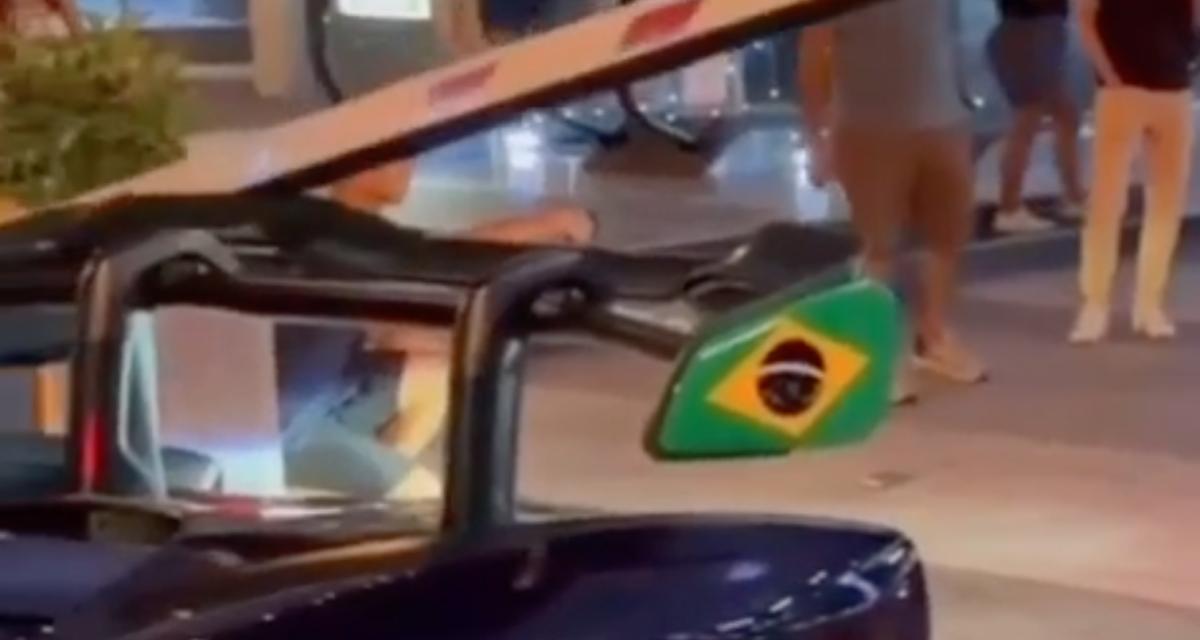 VIDEO - Cette McLaren Senna s'arrête trop tôt en sortant du parking, la barrière s'abaisse sans crier gare