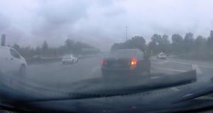 Ce conducteur veut rattraper la sortie d'autoroute, sous une pluie battante et avec peu de visibilité