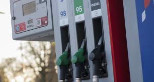 Carburant à prix coûtant : qui est le moins cher entre Leclerc et Carrefour ?