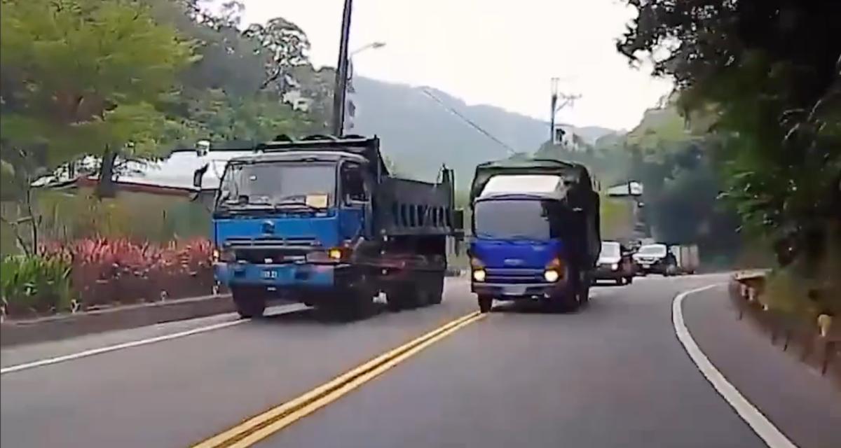VIDEO - Ce camion double sur une ligne continue et accroche bêtement une voiture