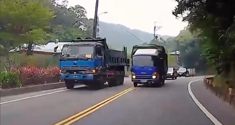  - VIDEO - Ce camion double sur une ligne continue et accroche bêtement une voiture