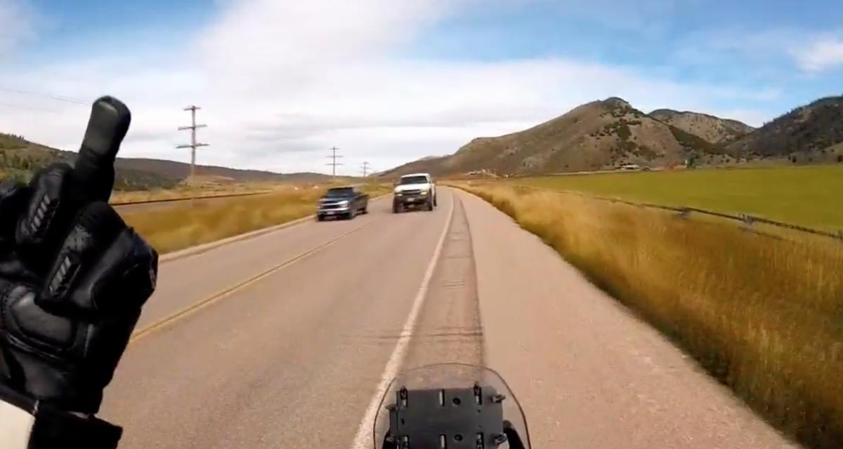 VIDEO - Il double sans voir ce qu'il y a devant lui, le motard le salue avec un geste explicite