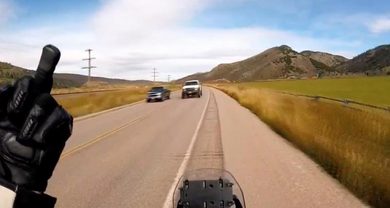  - VIDEO - Il double sans voir ce qu’il y a devant lui, le motard le salue avec un geste explicite