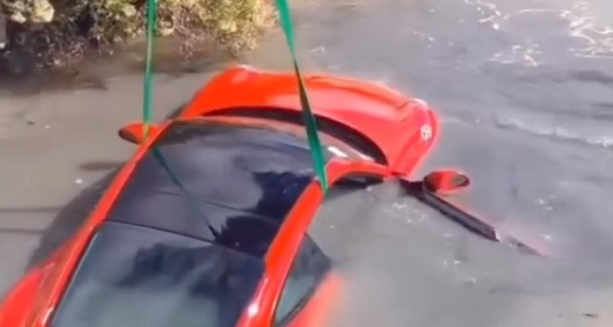 Belle pêche dans la rivière, c'est une Porsche 911 qui sort de l'eau