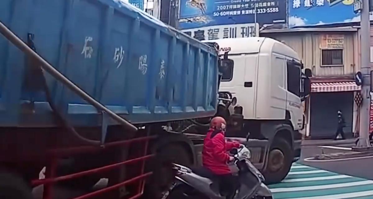 Le camion ignore son angle-mort, son chauffeur embarque un scooter en tournant