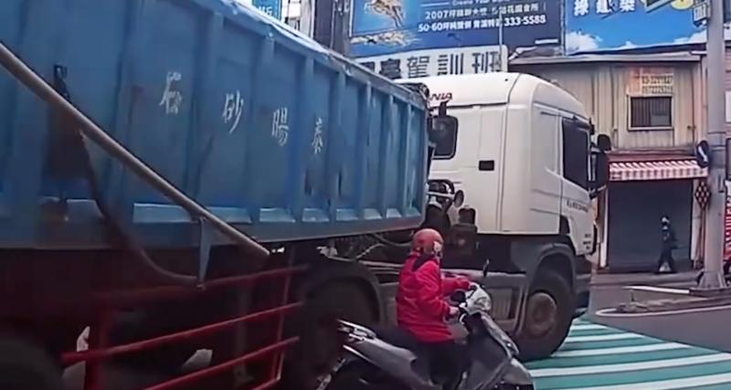  - Le camion ignore son angle-mort, son chauffeur embarque un scooter en tournant