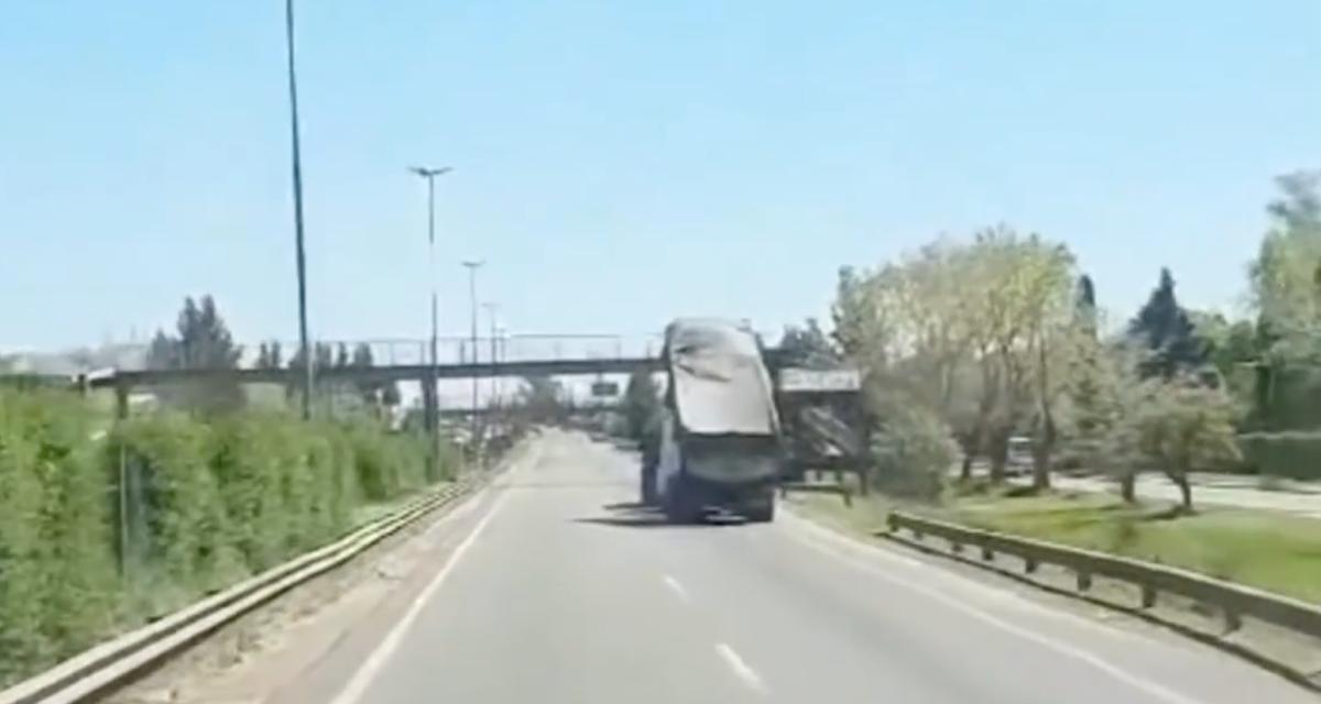 VIDEO - Le conducteur de ce camion a sa benne relevée, la passerelle pour piétons ne résiste pas au choc