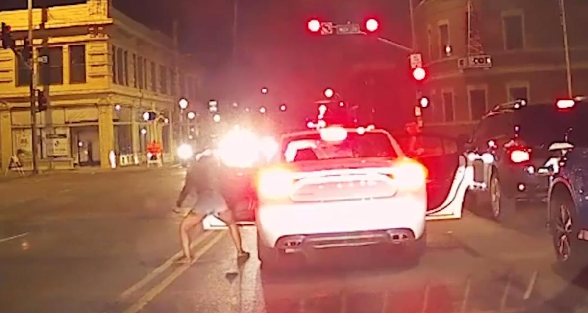 La passagère descend de voiture pour danser au feu rouge, le conducteur s'enfuit quand il passe au vert